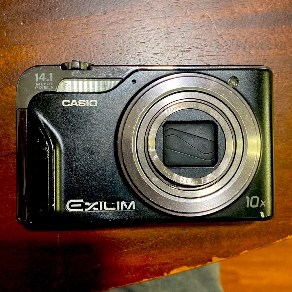 Compact digital camera CASIO Casio EXILIM EX-H15 Z70- no charger- as is